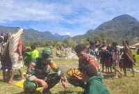 Babinsa Koramil 1710-05/Jila Serda Kornelis dan Koptu Misbak Kirlay melaksanakan Komunikasi Sosial (Komsos) dengan warga binaan