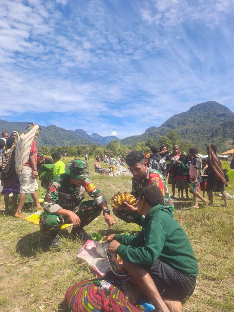 Babinsa Koramil 1710-05/Jila Serda Kornelis dan Koptu Misbak Kirlay melaksanakan Komunikasi Sosial (Komsos) dengan warga binaan