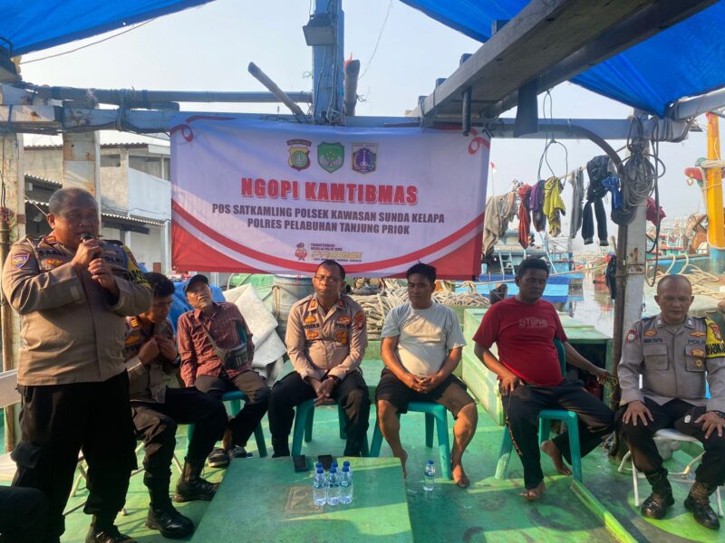 Kapolsek Kawasan Sunda Kelapa AKP Hitler Napitupulu, S.H., M.H., Sabtu, 21 September 2024 bertempat di Dermaga Kali Asin, Pelabuhan Muara Angke melaksanakan kegiatan Ngopi Kamtibmas