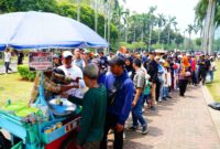 Tentara Nasional Indonesia (TNI) menggelar aksi sosial dengan membagikan ribuan paket makan gratis kepada masyarakat