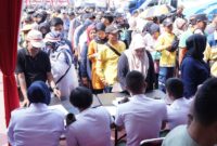 Tentara Nasional Indonesia (TNI) menggelar bakti kesehatan dan donor darah dalam rangkaian kegiatan peringatan Hari Ulang Tahun (HUT) TNI ke-79