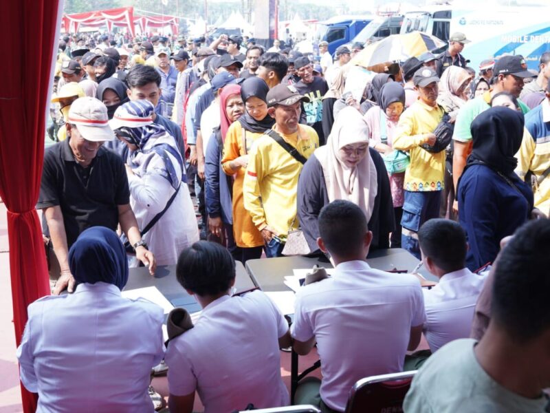 Tentara Nasional Indonesia (TNI) menggelar bakti kesehatan dan donor darah dalam rangkaian kegiatan peringatan Hari Ulang Tahun (HUT) TNI ke-79