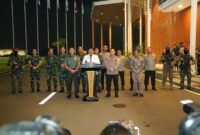 Panglima TNI Jenderal TNI Agus Subiyanto bersama Kapolri Jenderal Polisi Listyo Sigit Prabowo mendampingi Menkopolhukam Hadi Tjahjanto