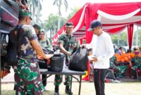 Tentara Nasional Indonesia (TNI) menggelar kegiatan bakti sosial berupa pembagian sembako kepada masyarakat yang membutuhkan