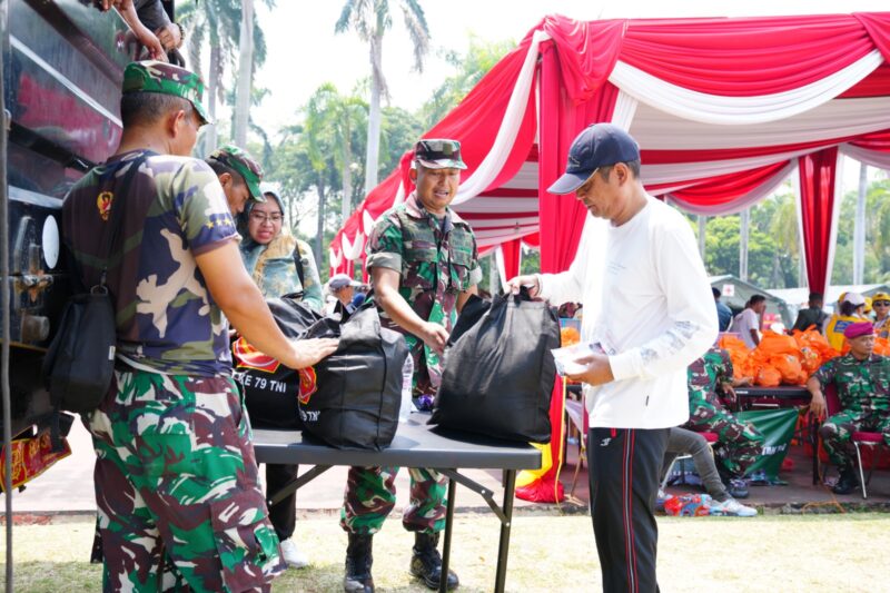 Tentara Nasional Indonesia (TNI) menggelar kegiatan bakti sosial berupa pembagian sembako kepada masyarakat yang membutuhkan
