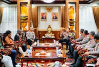 Kapolri Jenderal Listyo Sigit Prabowo bertemu dengan tim pembebasan sandera Pilot Susi Air, Philip Mark Mehrtens di Mabes Polri