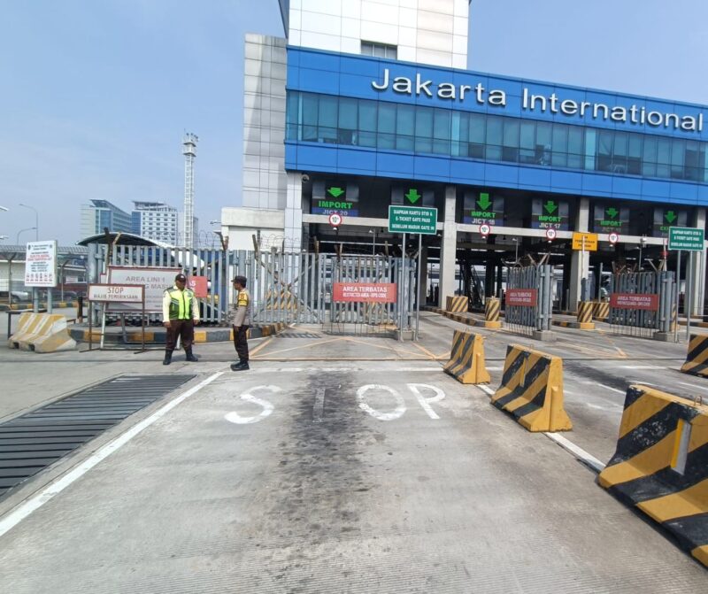 Bhabinkamtibmas Polsek Kawasan Kali Baru Polres Pelabuhan Tanjung Priok, Aiptu Fardiyanto melaksanakan kegiatan sambang ke petugas keamanan