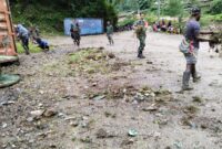 Babinsa Koramil 1710-04/Tembagapura (Sertu Arifin Cepat) bersama warga melaksanakan kerja bakti pembersihan lingkungan