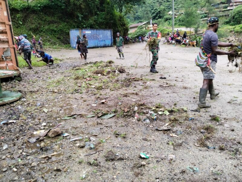 Babinsa Koramil 1710-04/Tembagapura (Sertu Arifin Cepat) bersama warga melaksanakan kerja bakti pembersihan lingkungan