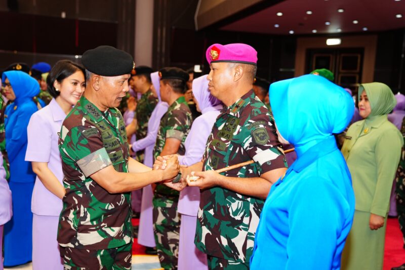 Kasum TNI Letjen TNI Richard Tampubolon mewakili Panglima TNI Jenderal TNI Agus Subiyanto menerima Laporan Korps kenaikan pangkat