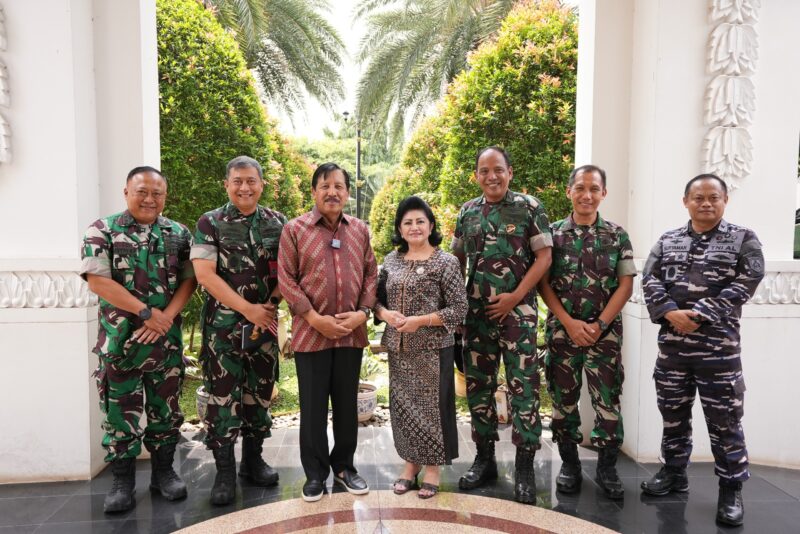 Kepala Badan Pembinaan Hukum (Kababinkum) TNI Laksda TNI Kresno Buntoro, S.H., LLM., Ph.D. bersama tim melaksanakan kegiatan anjangsana