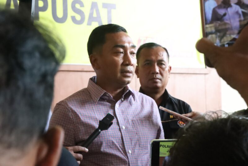 Kasat Reskrim Polres Metro Jakarta Pusat, AKBP Muhammad Firdaus, S.I.K., M.H., melaksanakan doorstop terkait dugaan kekerasan