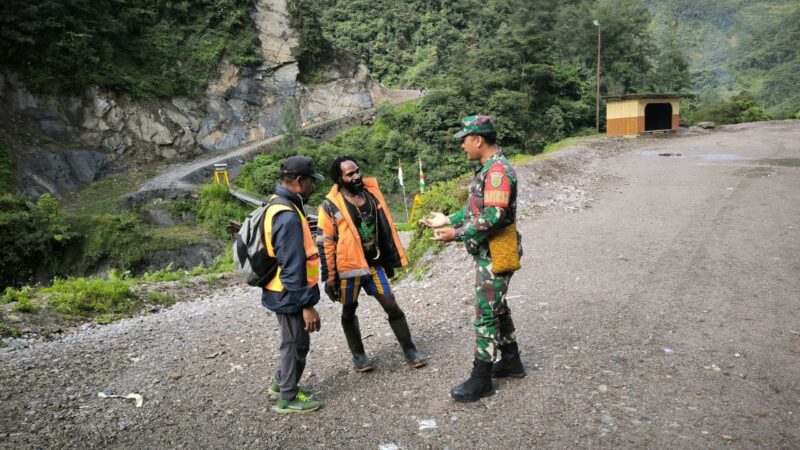 Babinsa Koramil 1710-04/Tembagapura, Serma Didik Prasetyo melaksanakan Komsos dengan masyarakat