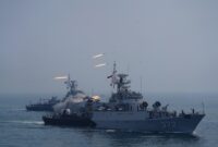 Panglima TNI Jenderal TNI Agus Subiyanto menyematkan Brevet Kehormatan Hiu Kencana kepada Presiden Republik Indonesia Joko Widodo