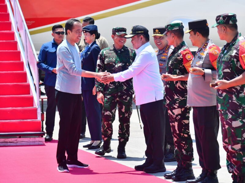 Panglima TNI Jenderal TNI Agus Subiyanto mendampingi Presiden RI Joko Widodo menyaksikan secara langsung final race MotoGP 2024