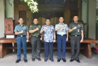 Pa Sahli Tk. III Bid. Hubint Panglima TNI Marsda TNI Elianto Susetyo, S.I.P., M.Si. bersama rombongan mewakili Panglima TNI mengunjungi kediaman salah satu mantan Wakil Panglima TNI