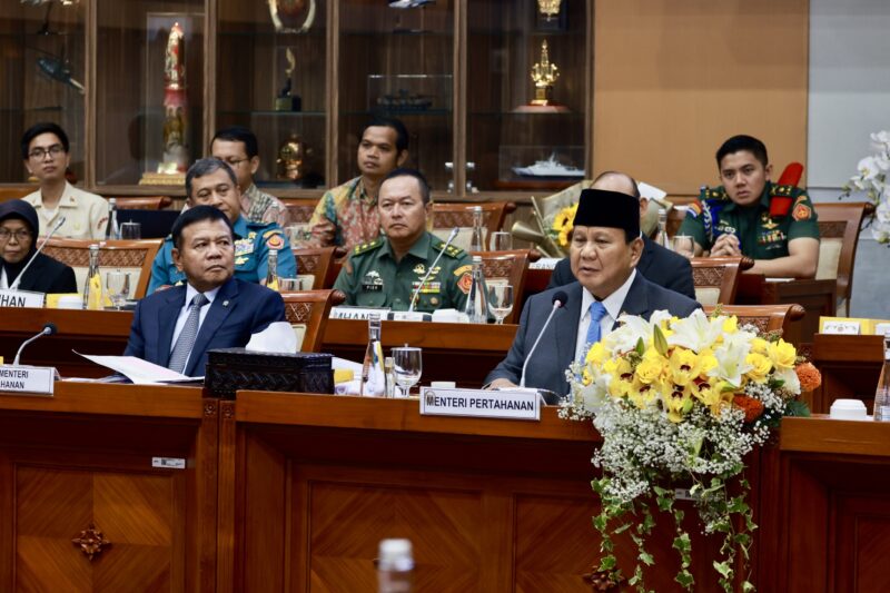 Menteri Pertahanan RI Prabowo Subianto didampingi Wakil Menteri Pertahanan RI M. Herindra, menghadiri rapat kerja (raker) bersama Komisi I DPR