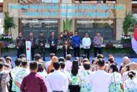 PanglimaTNI Jenderal TNI Agus Subiyanto,S.E.,M.Si., mendampingi Presiden Joko Widodo melakukan peresmian Gedung Pelayanan Kesehatan Ibu dan Anak