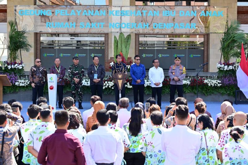 PanglimaTNI Jenderal TNI Agus Subiyanto,S.E.,M.Si., mendampingi Presiden Joko Widodo melakukan peresmian Gedung Pelayanan Kesehatan Ibu dan Anak