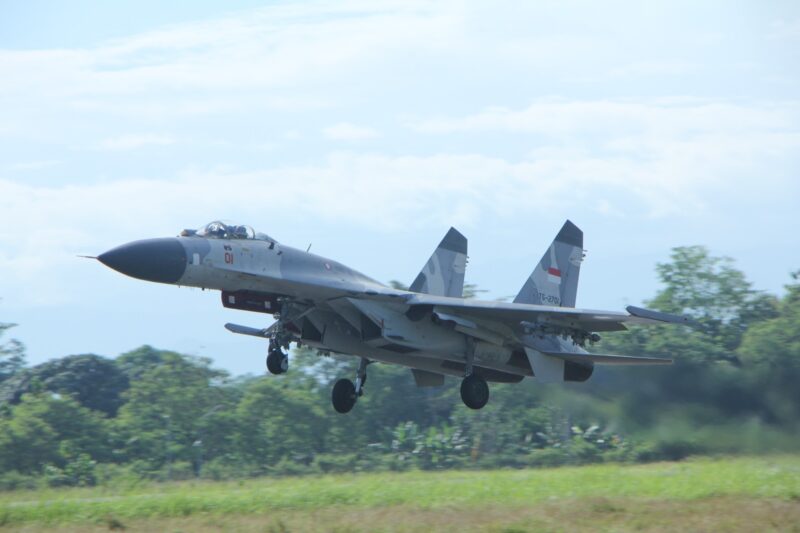 Dua jet tempur Sukhoi dari Skadron Udara 11 Wing Udara 5 Lanud Sultan Hasanuddin dikerahkan untuk melakukan Combat Air Patrol