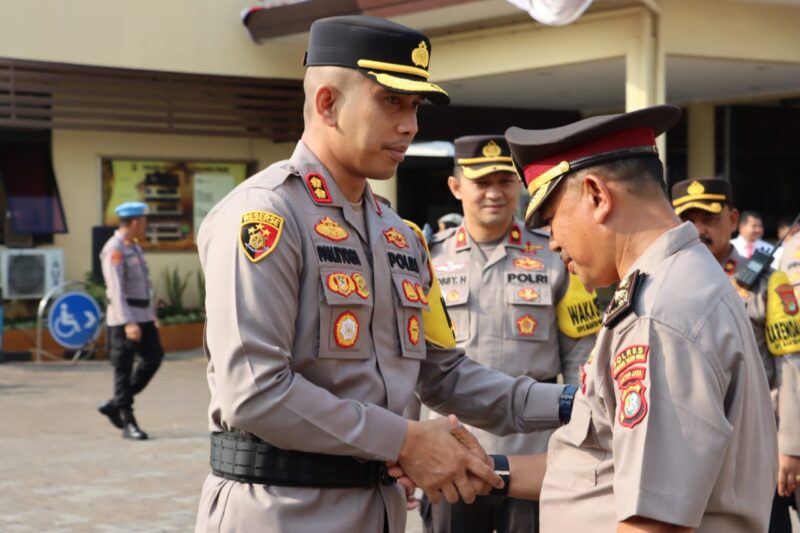 Kapolres Pelabuhan Tanjung Priok, AKBP Indrawienny Panjiyoga, S.H., S.I.K. memimpin upacara kenaikan pangkat pengabdian personel Polres Pelabuhan Tanjung Priok