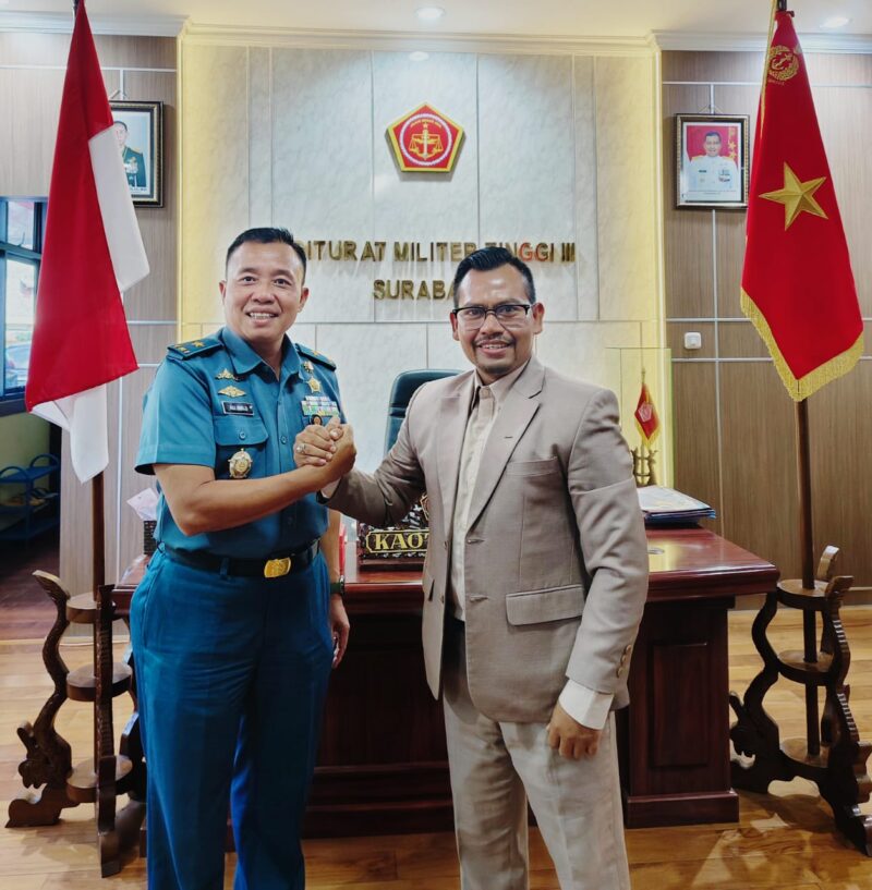 Laksma TNI Dr. Ali Ridlo, S.H., M.M., M.H., berkesempatan melakukan diskusi terkait pengembangan SDM TNI bersama Motivator Nasional Dr. Ketut Abid Halimi, S.Pd. I., M.Pd., C.HT
