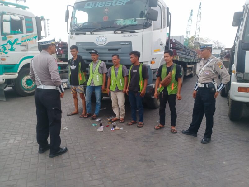 Kasat Lantas AKP Martha Catur W., S.H. bersama personil Satlantas melaksanakan kegiatan patroli dan imbauan pada Buffer Area Lapangan Dermaga 001