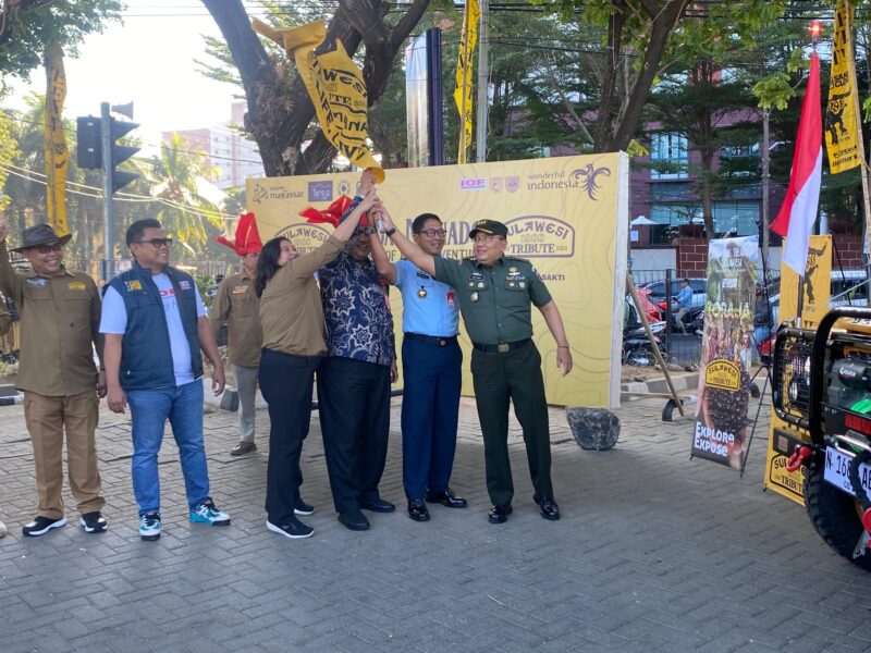 Komandan Lanud (Danlanud) Sultan Hasanuddin, Marsma TNI Bonang Bayuaji G., S.E., M.M., CHRMP., melepas Konvoi Sulawesi Tribute 2024