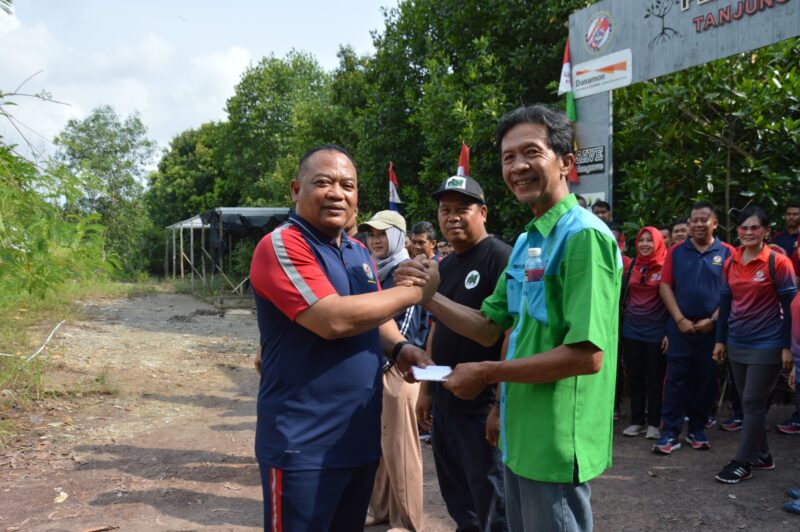Penanaman pohon mangrove di Rumpun Bakau Indah, Kampung Jawa, Tanjung Piayu, Kecamatan Nongsa, Kota Batam, Kepulauan Riau