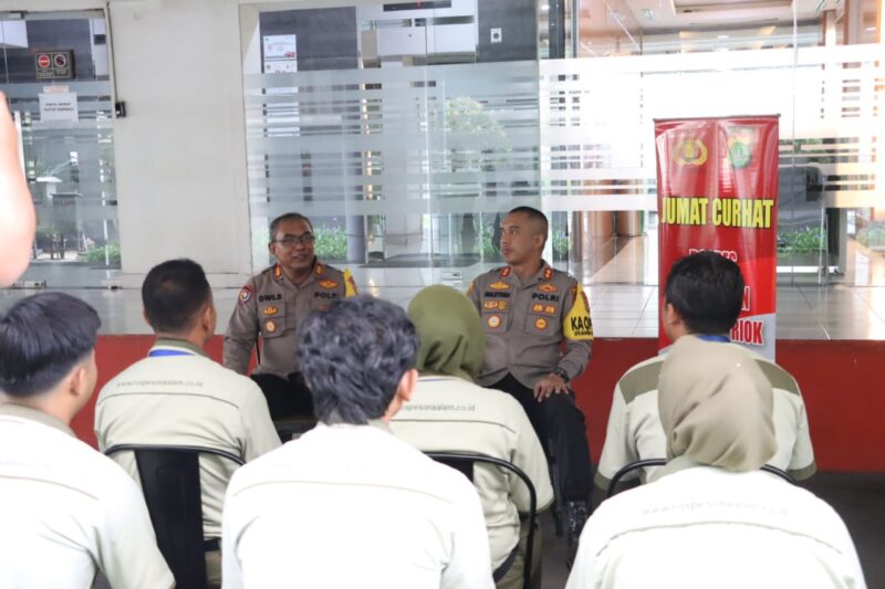 Polres Pelabuhan Tanjung Priok kembali menggelar kegiatan Jumat Curhat, kali ini bersama para pekerja kebersihan di Kantin PT. Pelindo II Pelabuhan Tanjung Priok