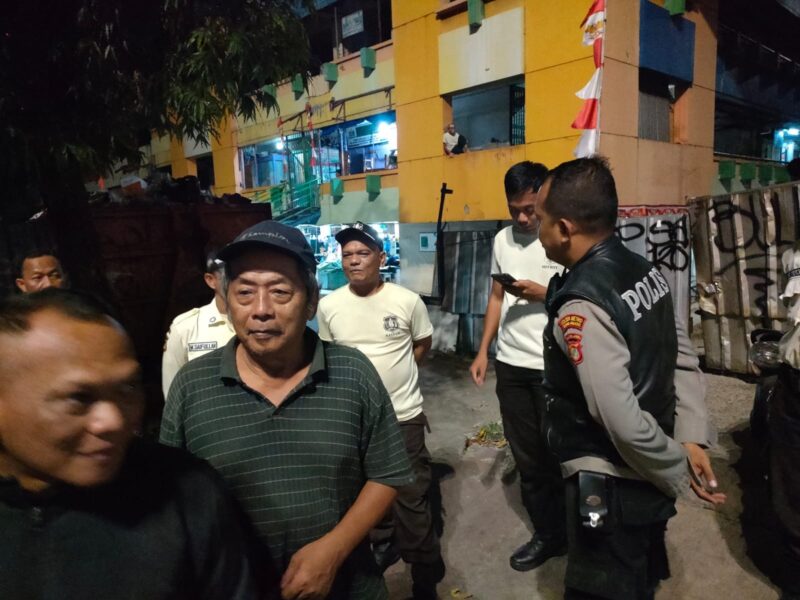 Patroli 1051 Unit Samapta Polsek Metro Tanah Abang melaksanakan patroli dini hari dan sambangi Security Pasar Blok F dan G Tanah Abang