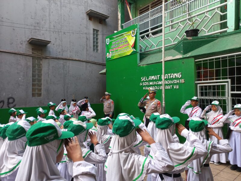 Kanit Lantas Polsek Kawasan Kalibaru Polres Pelabuhan Tanjung Priok, AKP Hery Yuliantoro, S.H. menjadi pembina upacara