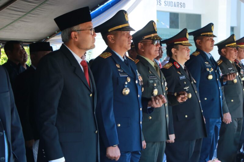 Komandan Lanud Sultan Hasanuddin Marsma TNI Bonang Bayuaji G., S.E., M.M., CHRMP., menghadiri upacara peringatan Hari Ulang Tahun Ke-79 TNI Angkatan Laut