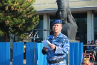 Kepala Dinas Operasi (Kadisops) Lanud Sultan Hasanuddin Kolonel Pnb Hilman L.P. Ambarita, M.M.S., memimpin Upacara Bendera 17-an