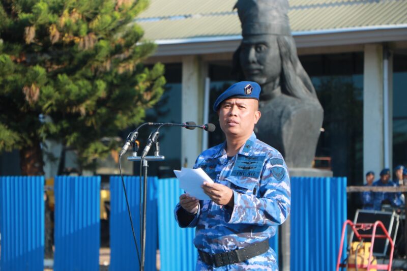 Kepala Dinas Operasi (Kadisops) Lanud Sultan Hasanuddin Kolonel Pnb Hilman L.P. Ambarita, M.M.S., memimpin Upacara Bendera 17-an