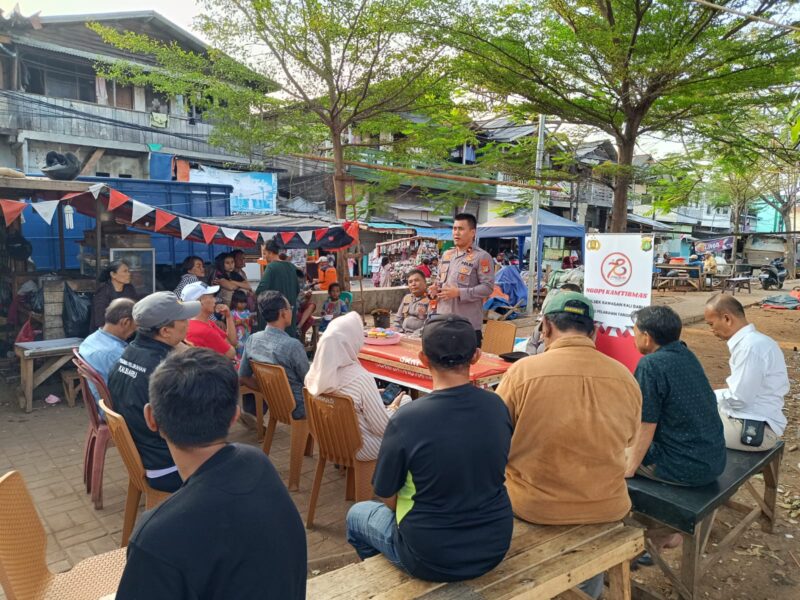 Polsek Kawasan Kali Baru Polres Pelabuhan Tanjung Priok menggelar Ngopi kamtibmas bertempat di taman RW 09 Kelurahan Kali Baru
