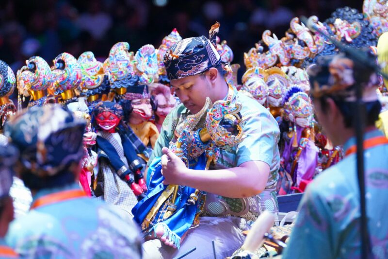 Aspers Panglima TNI Marsda TNI Mohammad Syafii, S.I.P., M.M. mewakili Panglima TNI menghadiri Pagelaran Wayang Golek sebagai rangkaian dalam kegiatan Peringatan HUT ke-79 TNI