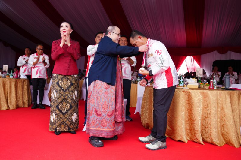 Panglima TNI Jenderal TNI Agus Subiyanto didampingi para Kepala Staf Angkatan menerima piagam penghargaan rekor muri dari Jaya Suprana