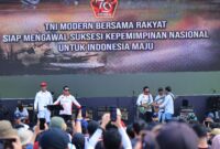 Kapolri Jenderal Pol. Listyo Sigit Prabowo dan Panglima TNI Jenderal Agus Subiyanto kompak bernyanyi bersama di perhelatan Pesta Rakyat HUT ke-79 TNI