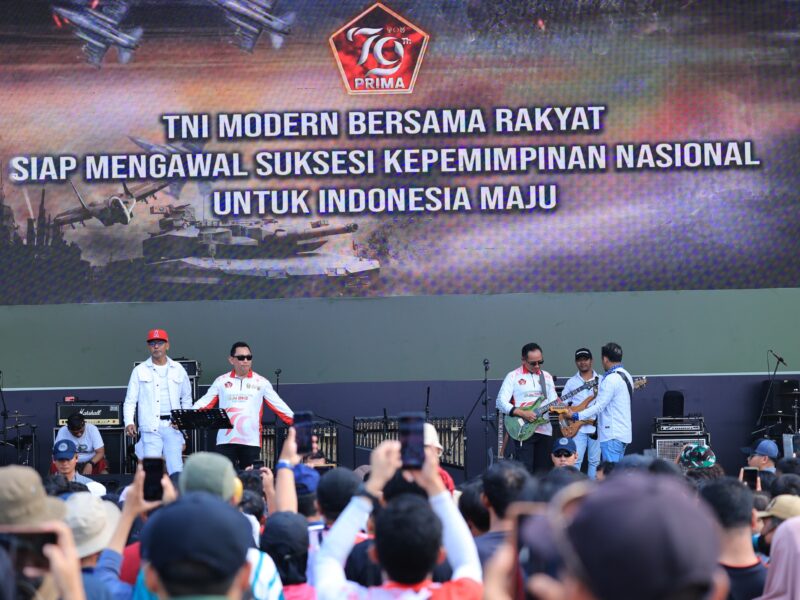 Kapolri Jenderal Pol. Listyo Sigit Prabowo dan Panglima TNI Jenderal Agus Subiyanto kompak bernyanyi bersama di perhelatan Pesta Rakyat HUT ke-79 TNI