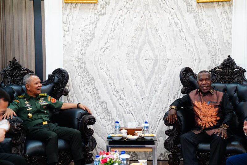 Kepala Staf Umum (Kasum) TNI, Letjen TNI Richard Tampubolon, mewakili Panglima TNI Jenderal TNI Agus Subiyanto, menerima kunjungan silaturahmi dari mantan Pj Bupati Nduga, Edison Gwijangge