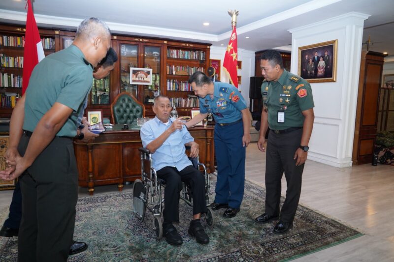 Pa Sahli Tk. II Siber Sahli Bid. Intekmil dan Siber Panglima TNI Laksma TNI Akhmad Tarmizi bersama rombongan TNI menggelar kunjungan kehormatan