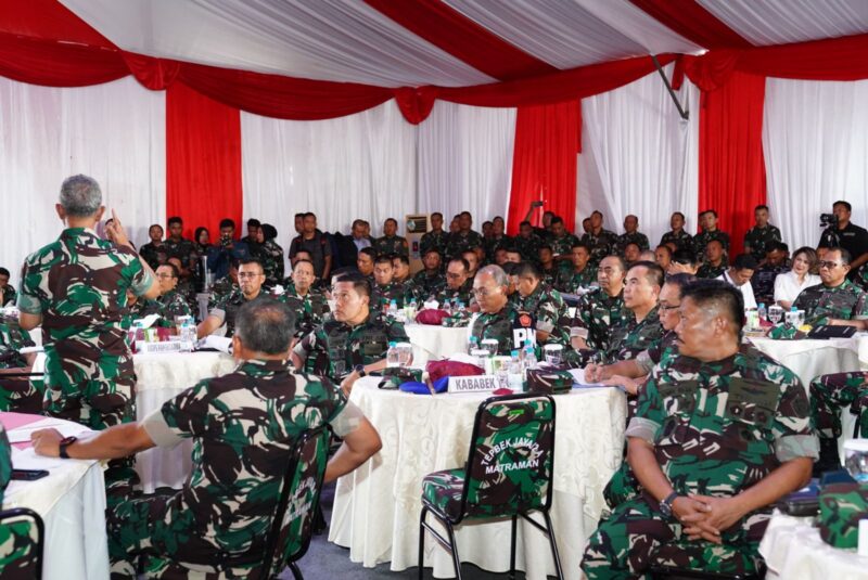 Kepala Staf Umum (Kasum) TNI Letjen TNI Richard Tampubolon, S.H., Μ.Μ. memimpin rapat kesiapan acara puncak peringatan Hari Ulang Tahun (HUT) ke-79 Tentara Nasional Indonesia