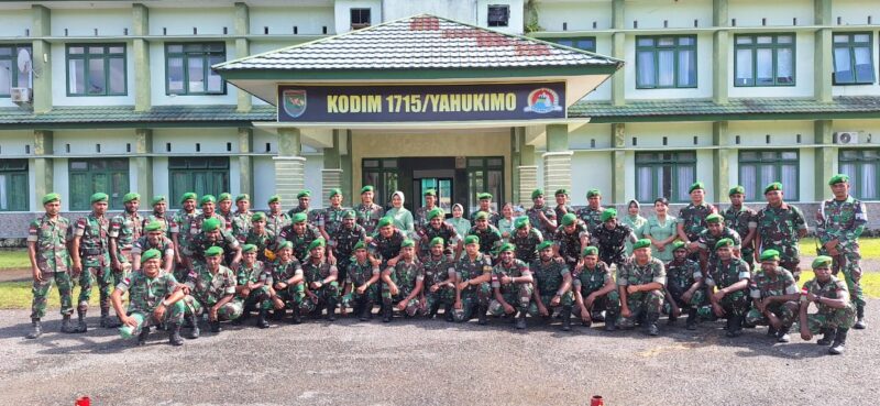 Kodim 1715/Yahukimo melaksanakan upacara kenaikan pangkat bagi anggotanya di Markas Kodim, yang dihadiri oleh seluruh prajurit dan pejabat