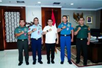 Pa Sahli Tk.III Bid. Intekmil dan Siber Panglima TNI Marsda TNI Wahyu Hidayat Sudjatmiko mewakili Panglima TNI bersilaturahmi kepada mantan Panglima TNI