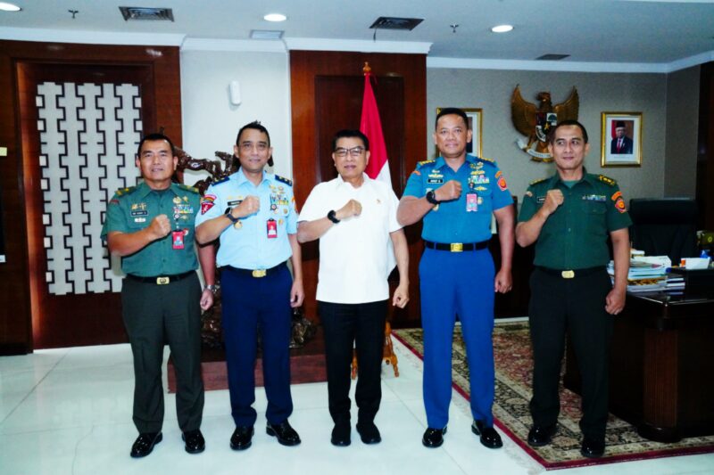 Pa Sahli Tk.III Bid. Intekmil dan Siber Panglima TNI Marsda TNI Wahyu Hidayat Sudjatmiko mewakili Panglima TNI bersilaturahmi kepada mantan Panglima TNI