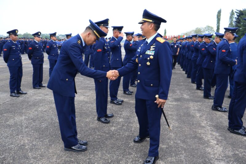 Komandan Lanud Sultan Hasanuddin, Marsma TNI Bonang Bayuaji G., S.E., M.M., CHRMP., memberikan ucapan selamat