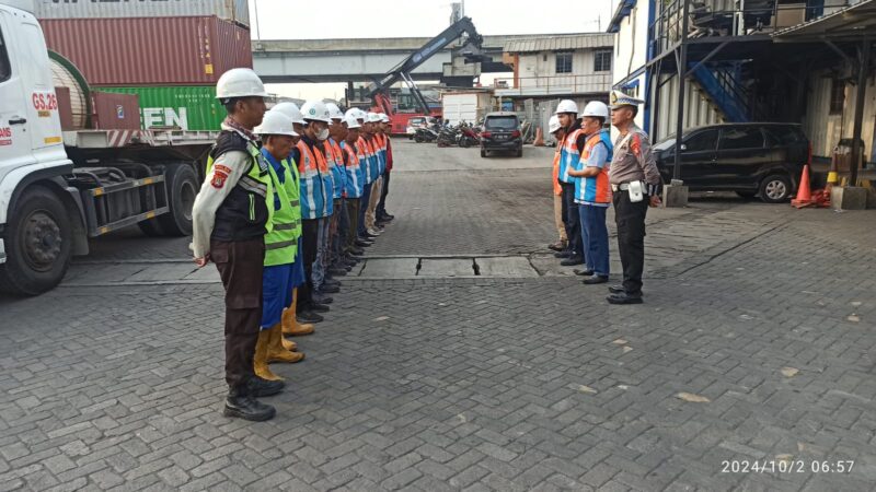 Kanit Lantas Polsek Kawasan Kali Baru Polres Pelabuhan Tanjung Priok memberikan imbauan keselamatan berlalu lintas, keselamatan kerja dan Pilkada damai