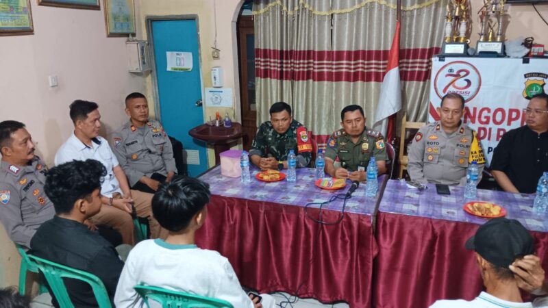 Kapolsek Pulo Gadung Kompol Suroto melaksanakan kegiatan Ngopi Kamtibmas bersama warga masyarakat di Jl. Cipinang Jagal