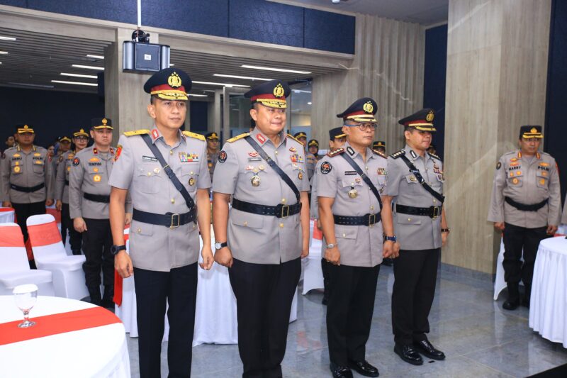 Kadiv Humas Polri Irjen. Pol. Sandi Nugroho memimpin upacara serah terima jabatan Penata Kehumasan Utama Tk II